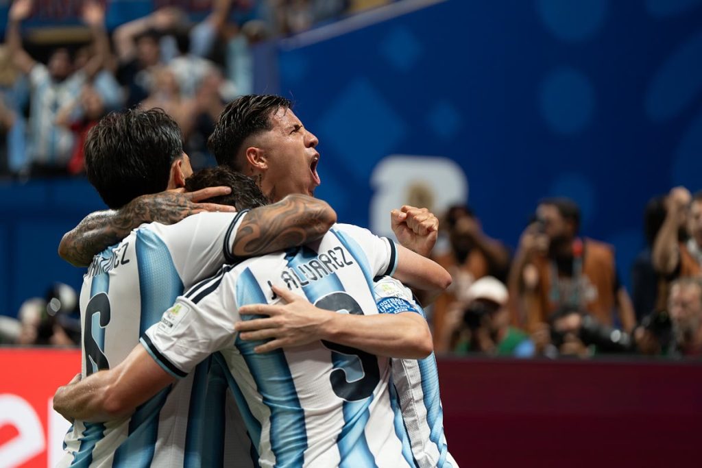 Enzo Fernandez ăn mừng cùng đồng đội Argentina