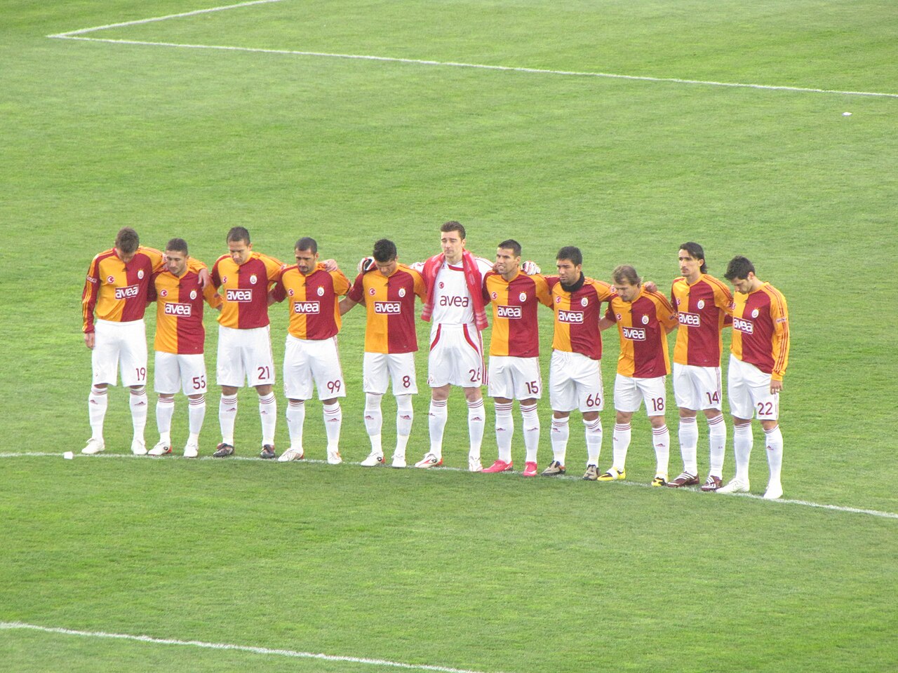 Các cầu thủ Galatasaray thi đấu trên sân
