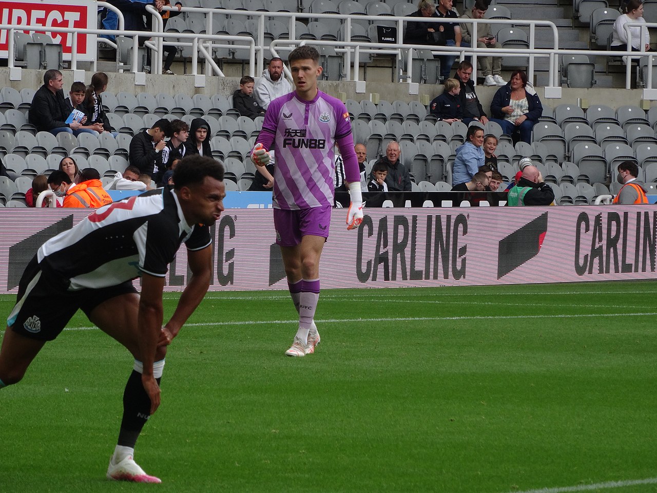 Cầu thủ Newcastle United thi đấu trong màu áo sọc đen trắng