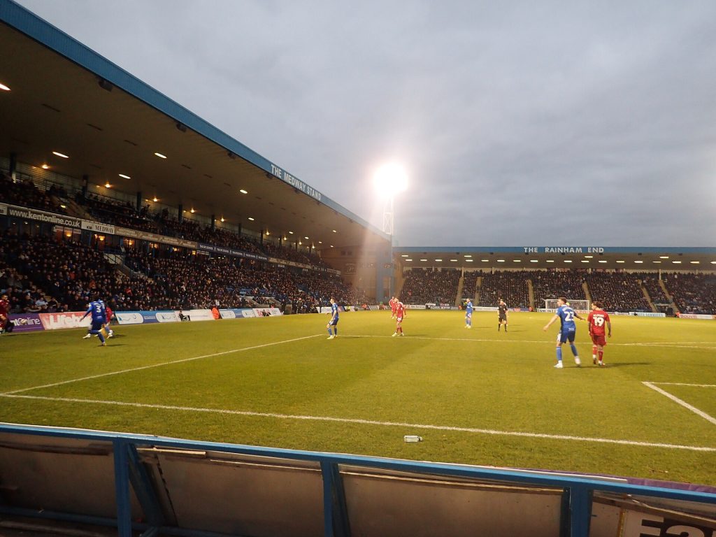 Trận bóng tại Priestfield Stadium minh họa phân tích tỷ lệ trước trận