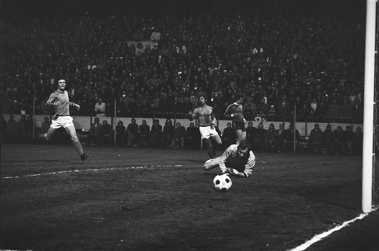 Các cầu thủ PSV Eindhoven thi đấu trên sân