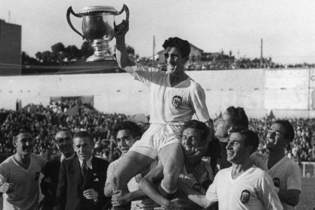 Cầu thủ Valencia CF thi đấu trong màu áo trắng đen