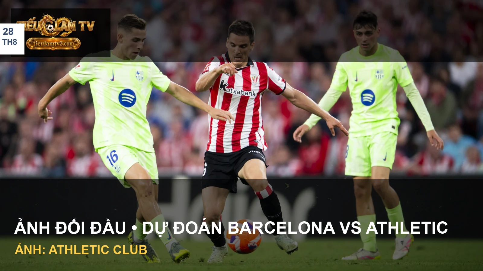 Cầu thủ Athletic Club tranh chấp cùng Barcelona