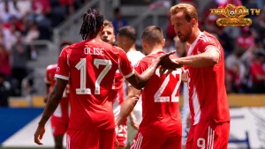 Olise và Kane cùng các cầu thủ Bayern ăn mừng trên sân