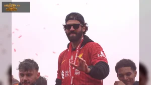 Alisson mặc áo Liverpool trong lễ diễu hành mừng chức vô địch ngày 26/5/2025