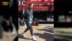 Virgil van Dijk trong trang phục Liverpool trước trận gặp Fulham ngày 6/4/2025