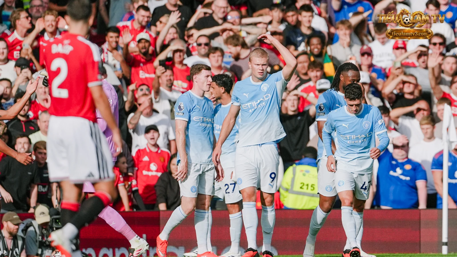 Phil Foden nhận thẻ đỏ trong trận Manchester United gặp Manchester City