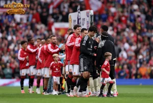 Các cầu thủ Manchester United xếp hàng bắt tay trước trận tại Old Trafford