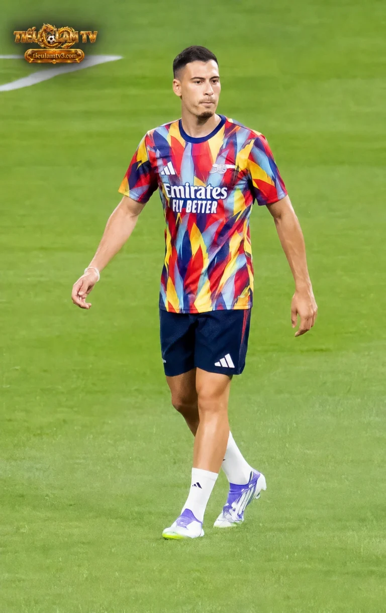 Gabriel Martinelli mặc trang phục khởi động Arsenal trên sân, ảnh tư liệu năm 2025