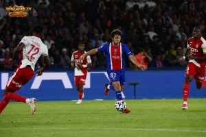 João Neves đi bóng giữa các cầu thủ Monaco trong trận đấu của PSG