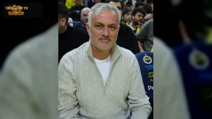 José Mourinho theo dõi trận đấu trên khán đài ngày 6/2/2025