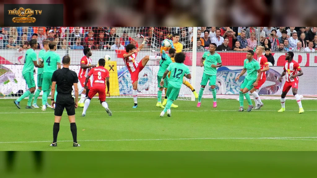 Các cầu thủ Real Madrid phòng ngự trong trận gặp Salzburg ngày 7/8/2019